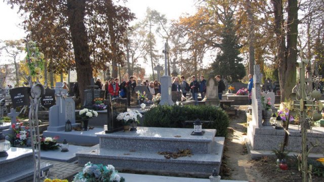 Umarłych wieczność dotąd trwa, dokąd pamięcią im się płaci…